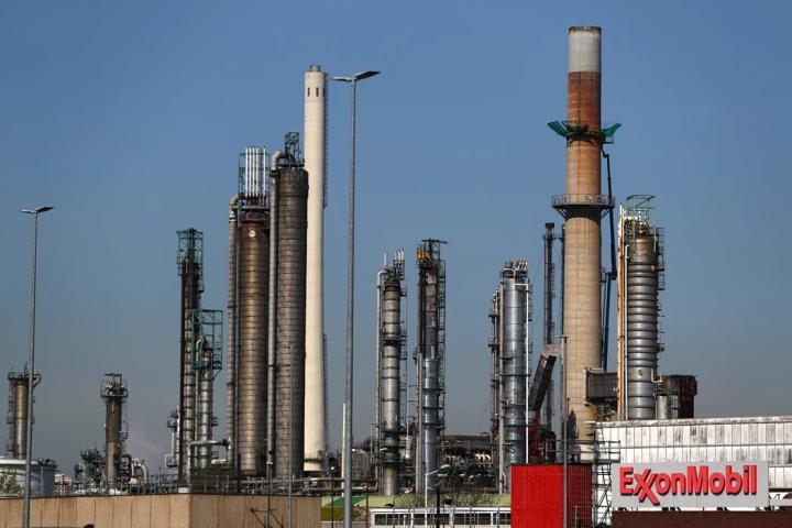 Exxon Mobil сворачивает проекты по химпереработке в Европе из-за правил ЕС