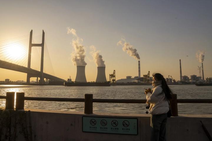 Китай демонстрирует снижение выбросов CO2 благодаря зеленой энергетике